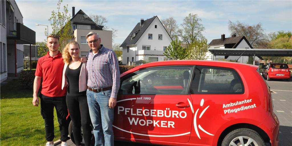 Mangelware Pflegekräfte: Pflegedienste in Lünen bilden weiter aus Michael Wopker (r.) bildet auch seine Kinder Nele und Linus aus, die in die beruflichen Fußstapfen ihrer Eltern treten und einmal das Pflegebüro Wopker übernehmen werden.