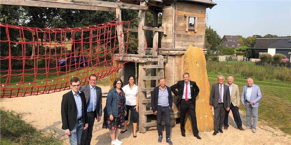 Spielplatz mit 1000-jähriger Geschichte übergeben Einer Turmhügelburg (Motte) ist der Spielplatz im nun abgeschlossenen Baugebiet Borgskamp nachempfunden, der von Vertretern der Schermbecker Boden GmbH am Freitag offiziell der Gemeinde übergeben wurde.