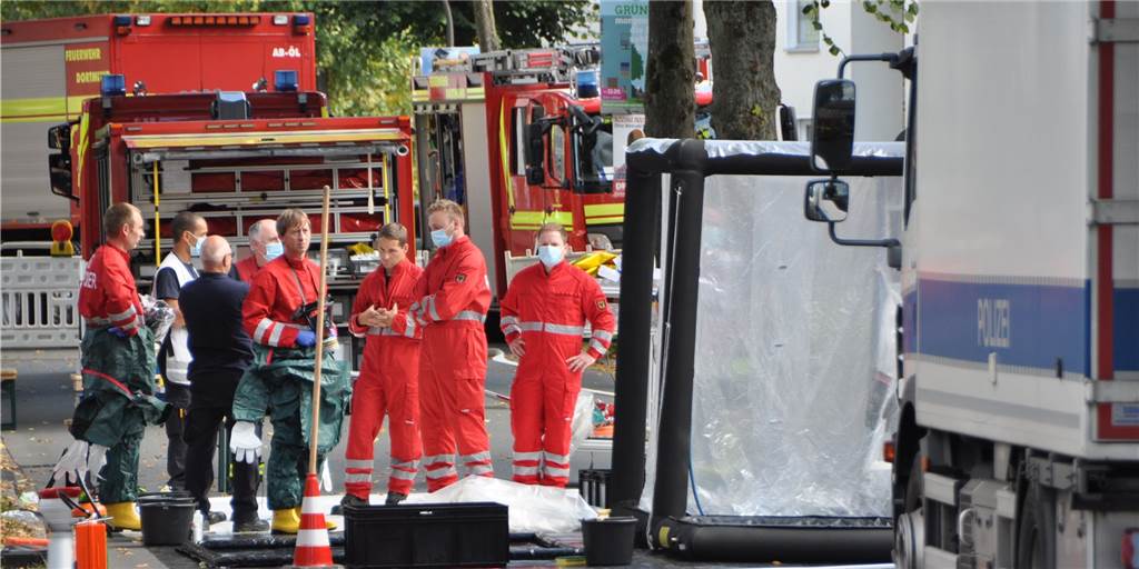 68-jähriger Waffenbesitzer aus Lütgendortmund aus Polizeigewahrsam entlassen Spezialkräfte von Polizei, Feuerwehr und Landeskriminalamt untersuchten auch am Freitag die Wohnung in Lütgendortmund, in der Waffen und Sprengstoff gefunden worden war.