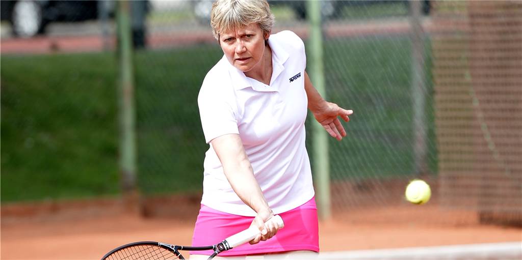 Schläger gegen Schläger anstatt Umarmung bei Tennis-Senioren Schläger gegen Schläger anstatt Umarmung bei Tennis-Senioren