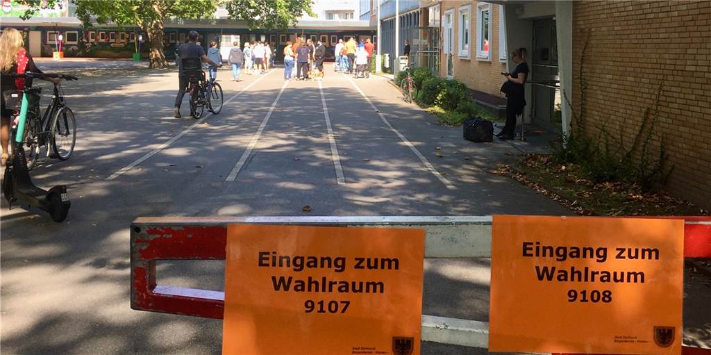 Wahlbeteiligung: Teilweise lange Warteschlangen vor den Wahllokalen Am Sonntagmorgen haben schon viele Wähler den Weg ins Wahllokal gefunden.