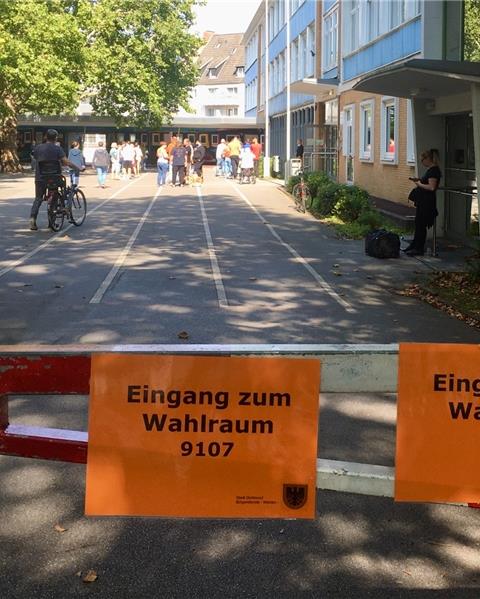 Wahlbeteiligung: Teilweise lange Warteschlangen vor den Wahllokalen Am Sonntagmorgen haben schon viele Wähler den Weg ins Wahllokal gefunden.