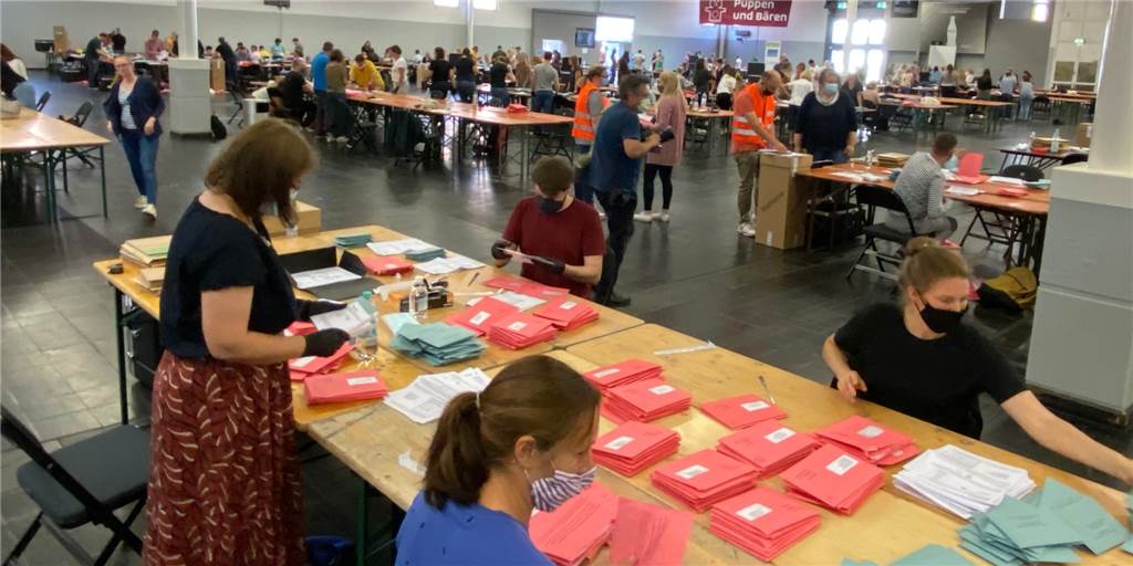 Wie die Messehallen zum Briefwahlzentrum wurden Briefwahlzentrum in den Messehallen in Dortmund