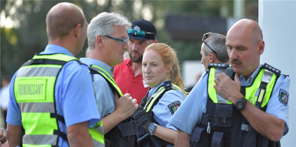 Polizei und Spielabbruch: Spieler streckt Schiedsrichter mit Faust und Knie nieder Polizei und Spielabbruch: Spieler streckt Schiedsrichter mit Faust und Knie nieder