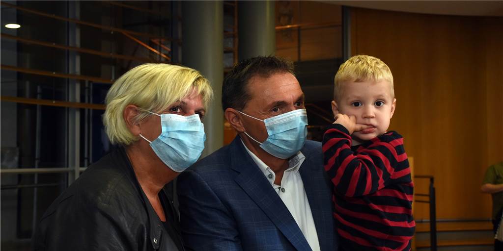 Dietmar Bergmann bleibt mit 90-Prozent-Ergebnis Nordkirchener Bürgermeister Mit 90 Prozent der Stimmen ist Dietmar Bergmann erneut zum Bürgermeister der Gemeinde Nordkirchen gewählt worden. Bergmann verfolgte die Wahlpräsentation mit seiner Frau Barbara und seinem Enkel.