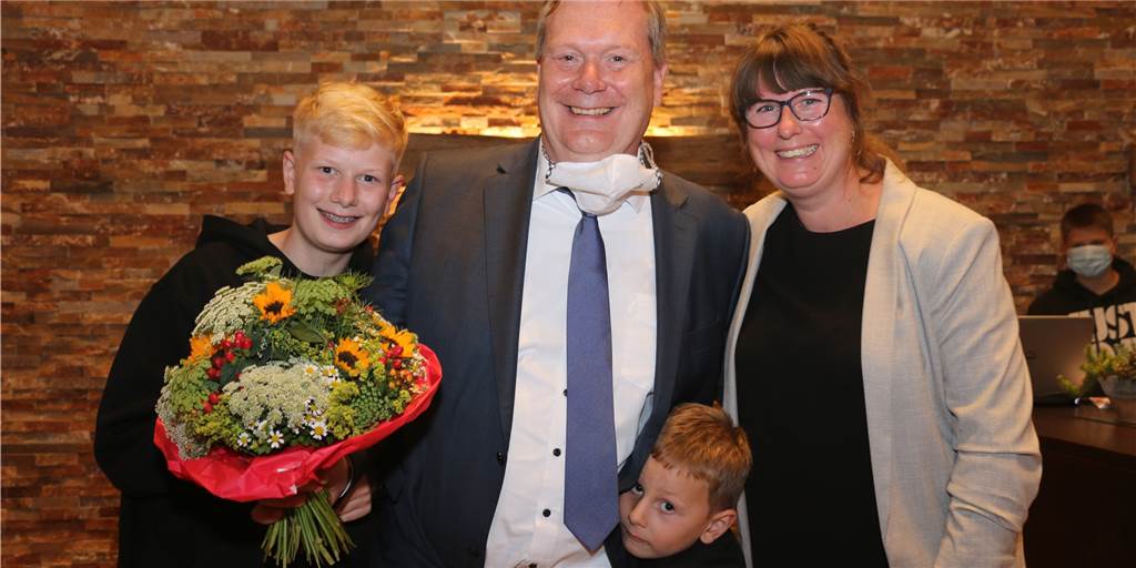 Thomas Stohldreier wird neuer Bürgermeister, CDU verliert absolute Mehrheit Große Freude bei Thomas Stohldreier. Der 48-Jährige wurde mit 65,35 Prozent aller Stimmen zum neuen Bürgermeister der Gemeinde Ascheberg gewählt. Mit ihm freuen sich seine Frau Esther und die beiden Söhne Hannes (l.) und Tim. Die Gegen-Kandidatin Monika Verspohl (SPD, 34,65 Prozent) nahm ihre Niederlage sportlich.