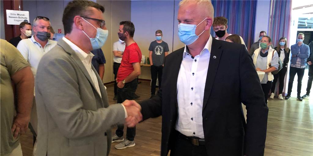 Experiment statt Erfahrung: Stadtlohner wollen das Neue wagen Der unterlegene Günter Wewers gratuliert dem neuen Bürgermeister zum Wahlsieg.