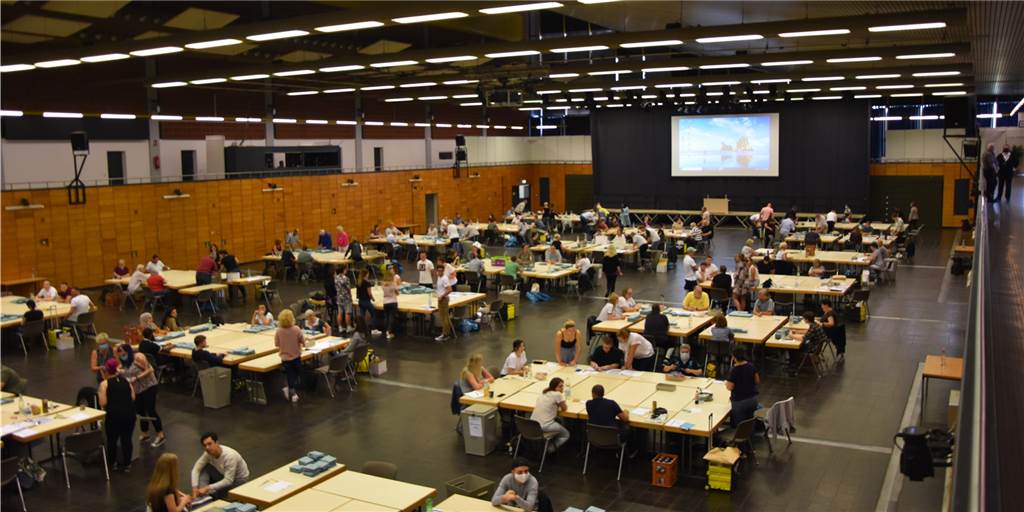 Erstmals wurden alle Briefwahlkreise gemeinsam in der Europahalle ausgezählt.