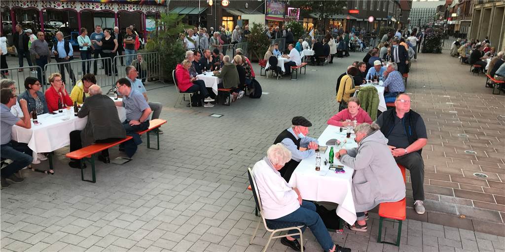 Die Bürgermeisterin der Herzen Das Open-Air-Wahlstudio auf dem Rathausplatz. Hier verfolgten die Zuschauer den Wahlsieg von Amtsinhaberin Karola Voß.
