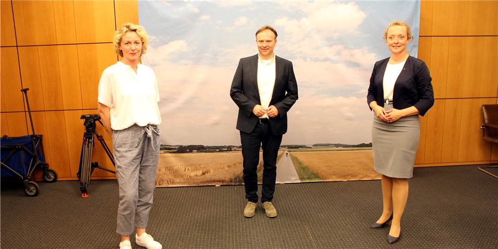 Landrat Dr. Kai Zwicker (Mitte) setzt sich gegen seine Mitbewerberinnen durch, links Susanne Trautwein-Köhler und Nadine Heselhaus.