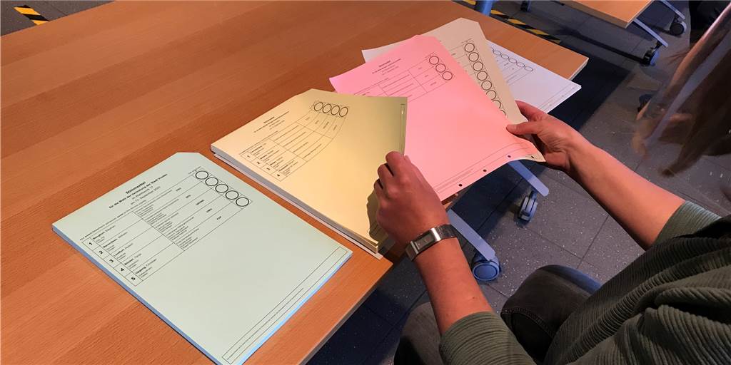 Mehr Wähler als Wahlberechtigte in zwei Dörfern – Wie kann das sein? Im Wahllokal in Zwillbrock ist alles mit rechten Dingen zugegangen.