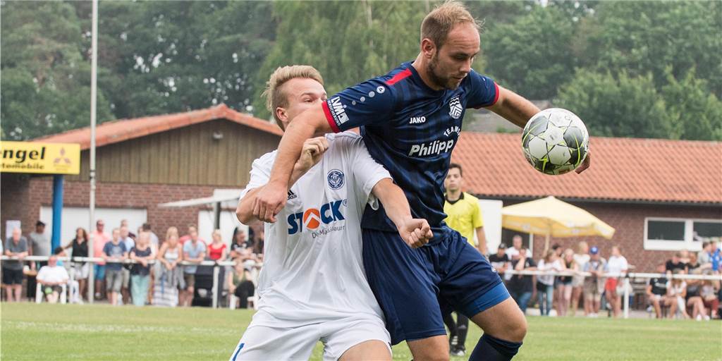Derby-Spektakel: Elf Tore und ein Hattrick bei ETuS II gegen Sythen II Jan Gebauer (l.) - hier noch für die erste Mannschaft des ETuS im Einsatz - erzielte eines von elf Toren im Derby zwischen dem ETuS Haltern II und dem TuS Sythen II.