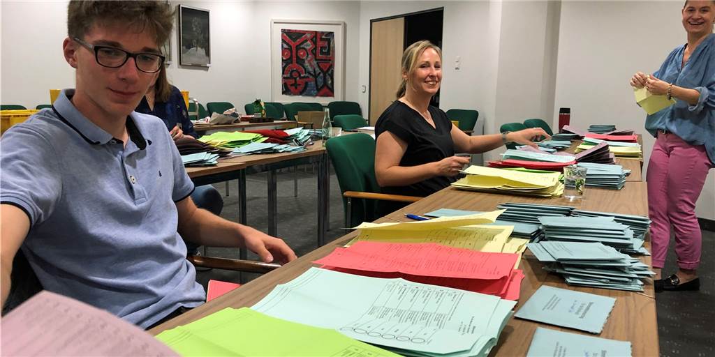 Im Stadthaus hatte das Team des Briefwahlbezirkes 90 um 18 Uhr damit angefangen, etwa 2400 Briefwahl-Stimmzettel auszuzählen.