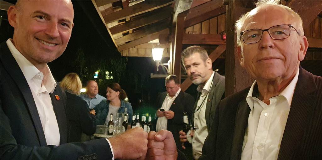 Paukenschlag im Rathaus: Wahlergebnis zerschlägt jahrzehntealte „Tradition“ Neben dem Dinkelbündnis Gewinner der Wahl: Franz-Josef Weilinghoff (l.) als wiedergewählter Bürgermeister, Reinhard Brunsch (Noch-Fraktionsvorsitzender SPD) und im Hintergrund Herbert Lösing (Vorsitzender SPD-Ortsverband).