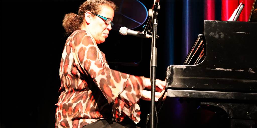 Romy Camerun: Die unverfälschte Seele des Jazz Nicht nur als Sängerin, sondern auch als Pianistin prägt Romy Camerun den musikalischen Charakter ihres Trios.