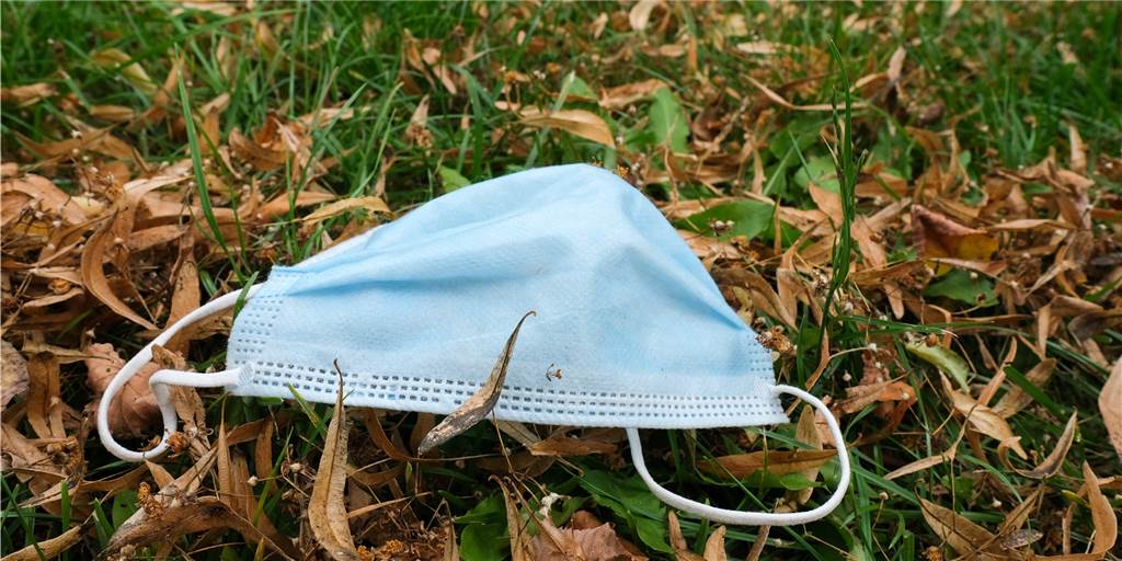 Gebrauchte Einmal-Masken gehören in den Restmüll, nicht in die Botanik Gebrauchte Einmal-Masken gehören in den Restmüll, nicht in die Botanik