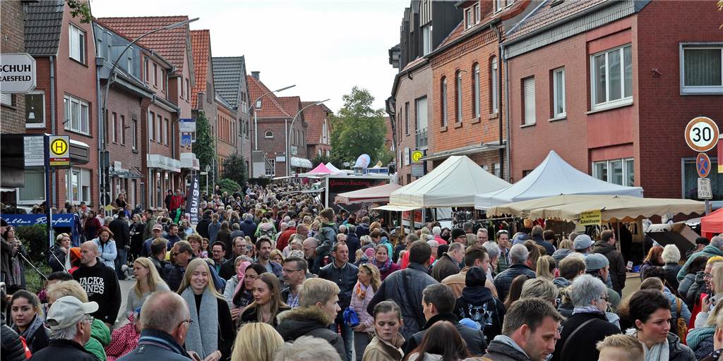 Herbstmarkt in Nordkirchen abgesagt - Veranstalter überlegt Alternativen Besuchermassen, wie hier 2018 sind im Jahr der Corona-Pandemie undenkbar. Veranstalter Nordkirchen Marketing hatte für einen möglichen Herbstmarkt 2020 ein Hygiene- und Sicherheitskonzept erarbeitet. Letztlich gibt es aber zu viele Unsicherheitsfaktoren.