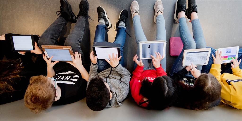 Fluch oder Segen? Viele Schüler nutzen eigene Digitalgeräte im Unterricht Fluch oder Segen? Viele Schüler nutzen eigene Digitalgeräte im Unterricht