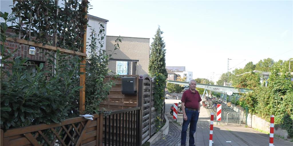 Kot und Urinpfützen im Vorgarten: Anwohner am Lüner ZOB verärgert Kot und Urinpfützen im Vorgarten: Anwohner am Lüner ZOB verärgert
