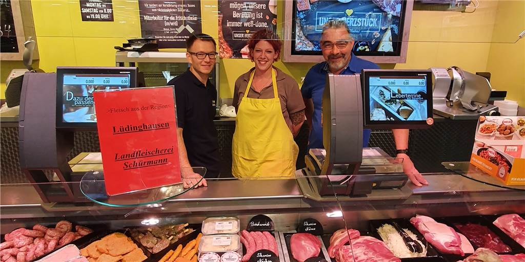 Nach Tönnies-Skandal: Supermarkt in Herbern setzt auf regionale Fleischprodukte Marktleiter Siegfried Mangold (l.), Verkäuferin Janina Wenge und Metzger Volker Karrenbauer freuen sich, endlich dem Kundenwunsch nach regionalen Fleisch- und Wurstwaren nachkommen zu können.