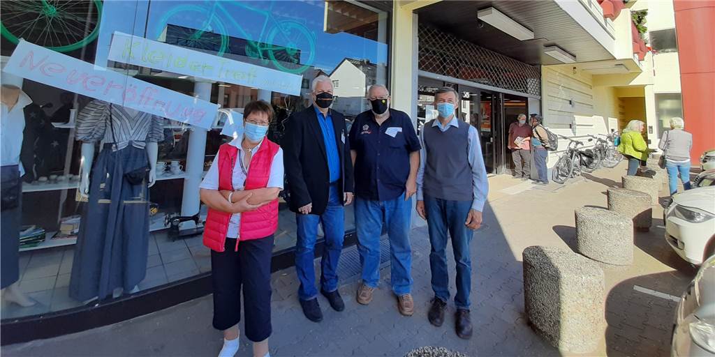 Flüchtlingshilfe eröffnet ihr neues Zuhause im ehemaligen Rewe „Neueröffnung" steht handgeschrieben auf dem Schaufenster. Das neue Schild war zur Eröffnung noch nicht da. Das Vorstandsteam (Foto) und die 80 Mitglieder der Initiative haben auch nach der Eröffnung noch zu tun.