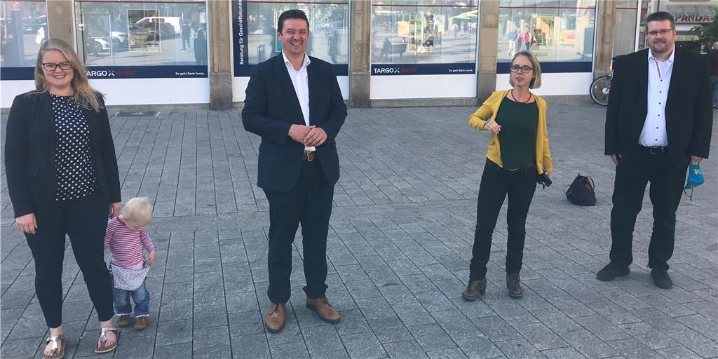 Während sich Castrop-Rauxels SPD-Vorsitzende Lisa Kapteinat und Bürgermeister Rajko Kravanja über die Unterstützung durch die FDP freuen, sind FDP-Stadtverbandschefin Anne Krüger und Rats-Fraktionschef Nils Bettinger froh, mit ihren Themen Wirtschaft und Digitalisierung durchzudringen.