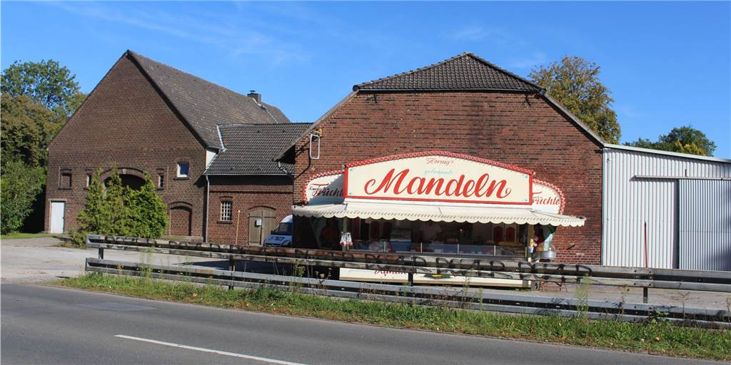 Rüdiger Hornig verkauft seine gebrannten Mandeln jetzt einfach zu Hause Ein ungewöhnlicher Anblick. An der Deusener Straße, kurz vor der Ellinghauser Straße, haben Rüdiger und Antonia Hornig ihren Mandelstand aufgebaut.