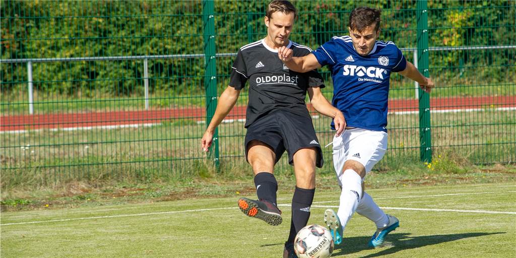 Sythen gewinnt auch das zweite Derby gegen den ETuS - Hohaus trifft doppelt Sebastian Hohaus (l.) und der TuS Sythen konnten das zweite Mal innerhalb weniger Wochen gegen den ETuS Haltern um Abdulhadi Jaber gewinnen.