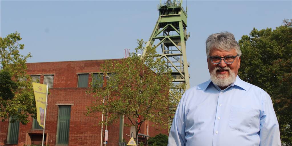 Gerhard Hendler vor den Resten der Zeche Hansa in Huckarde. Die Geschichte der Zeche prägt den Stadtteil noch immer.
