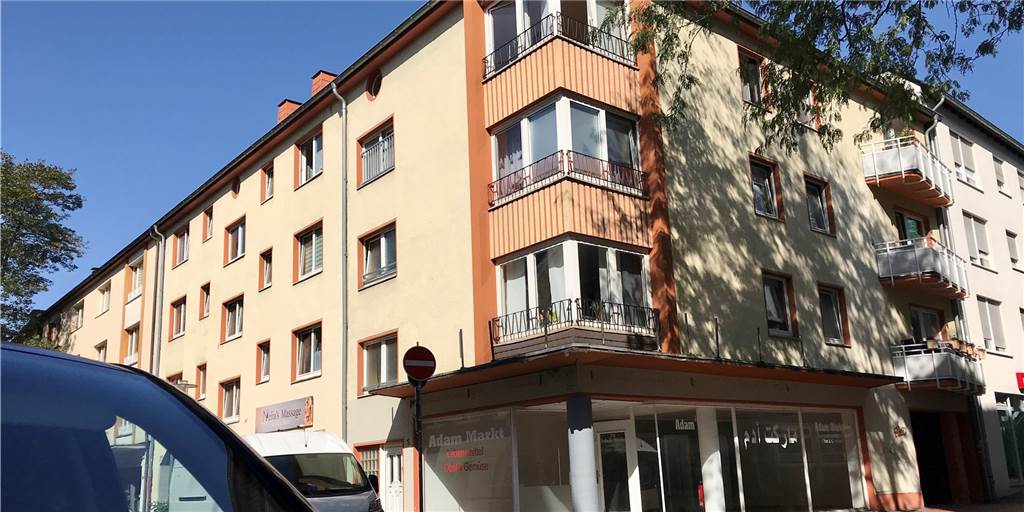 Gleich drei Häuser kommen jetzt in Castrop-Rauxel unter den Hammer Früher ein Schreibwarengeschäft, dann ein Mini-Lebensmittelmarkt, jetzt Leerstand: Das Ladenlokal an der Ecke Mühlenstraße und Mühlengasse. Das Lokal und die Wohnungen darüber stehen jetzt zur Versteigerung an.