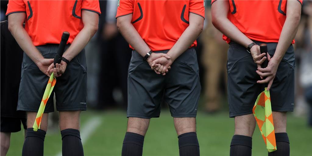 Bundesliga-Manager pfeift bei TuS-Sieg als Schiedsrichter-Assistent Wie immer waren drei Schiedsrichter am Sonntag beim Oberliga-Spiel des TuS Haltern am See im Einsatz.