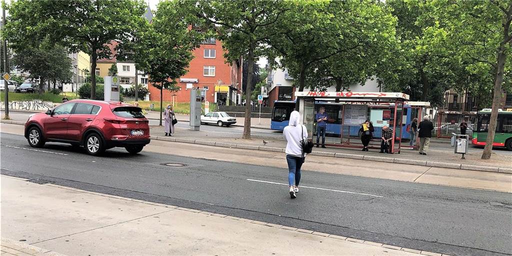 Zaun soll Unfälle am Busbahnhof verhindern: Stadt macht einen Rückzieher Damit Fußgänger nicht einfach abseits der Ampeln die Straße queren, sollte ein Zaun auf dem Mittelstreifen errichtet werden.