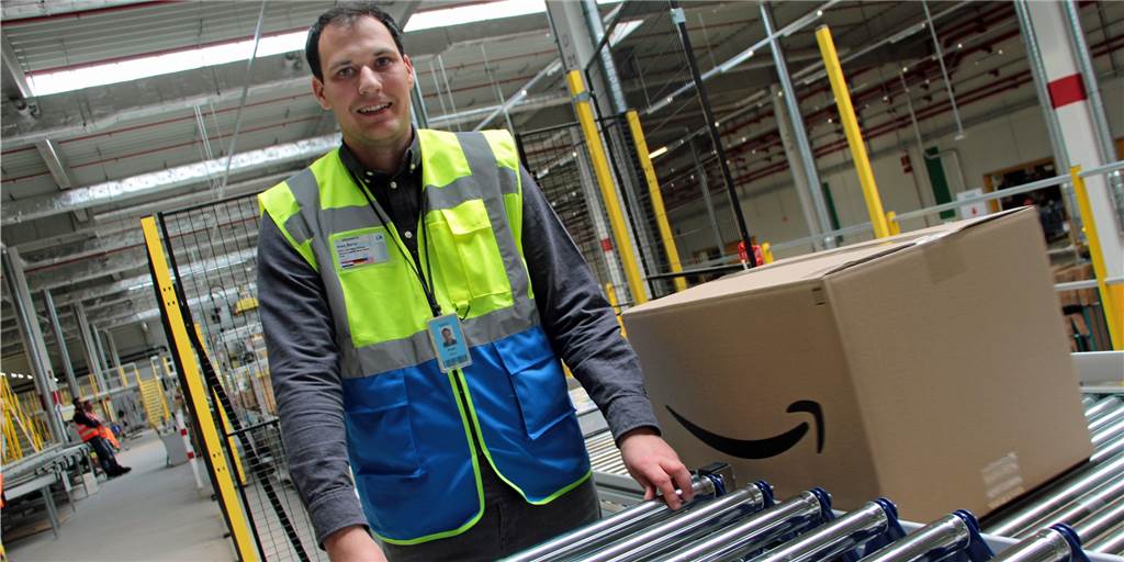 „Wie ein Start-Up angefangen“: Standortleiter Saric über zehn Jahre Amazon in Werne Ivan Saric (33) ist seit April 2019 Standortleiter und seit April 2020 Geschäftsführer in Werne. Vor zehn Jahren begann alles als Übergangslösung und mit „echtem Start-Up-Charakter“. Zehn Jahre nach dem Start des Online-Versandhändlers in Werne arbeiten nun 1900 Mitarbeiter aus gut 80 Nationen im Logistikzentrum.