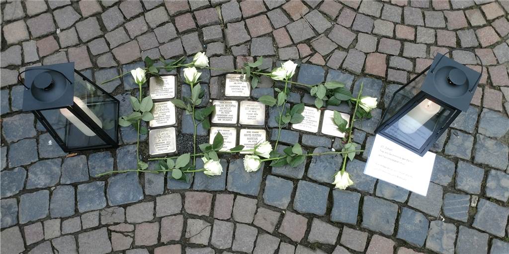 Die Gräueltaten des NS-Regimes dürfen nicht vergessen werden Zum Gedenken an die Opfer des Nationalsozialimus gibt es Stolpersteine in den Werner Straßen - und regelmäßig werden Blumen an den Gedenkstätten niedergelegt.
