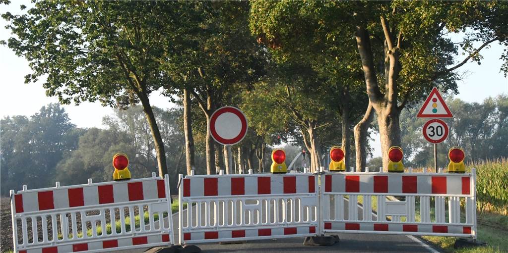 Lippebrücke bei Vinnum gesperrt: Nicht alle scheinen das zu glauben Spätestens vor der Lippebrücke angekommen, wird klar, dass dort kein Durchkommen mehr ist.