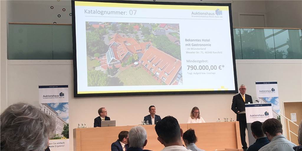 Klaus-Peter Großmann (r.) trat als Auktionator bei dem Bieterwettbewerb um das Landhaus Keller in der Philharmonie in Essen auf. „Sehr angespannt“ sei die Raesfelder Delegation bei der Versteigerung gewesen, sagte Bürgermeister Andreas Grotendorst.