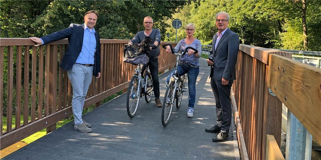 K33: Neue Radwegestücke geben mit 2,50 Metern Breite viel Sicherheit Landrat Dr. Kai Zwicker (l.) und Bürgermeister Friedhelm Kleweken konnten beim Besuch des fertiggestellten Radwegs entlang der K33 zwischen Stadtlohn und Legden gleich Stimmen aus der Bevölkerung sammeln: Kerstin und Ewald Gödde waren mit Hund Maja unterwegs und fanden den Radweg - besonders die Brücke - „richtig toll“.