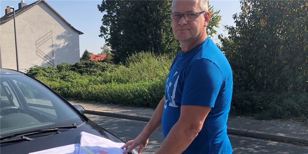 Ralf Fehrmann (53) will ein Haus bauen und verzweifelt an der Stadtverwaltung Ralf Fehrmann will auf dem Grundstück, das jetzt noch dicht bewachsen ist, sein Haus bauen. Zum Ortstermin hat er Pläne und Schriftverkehr mit der Stadt mitgebracht.