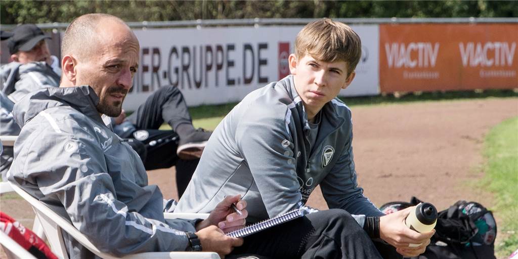 Überraschendes Senioren-Debüt für Halterns jüngsten Torwart-Trainer Bastian Mrowitzki (r.) kam am dritten Spieltag in der Landesliga überraschend zum Einsatz, nachdem sich Marcel Müller in der ersten Halbzeit verletzt hatte.