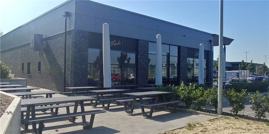 Neu gebaute Bäckereifiliale steht seit über zwei Jahren leer Sogar einen Strand-Bereich gibt es. Doch weder Brötchen noch Besucher sind an der modernen Bäckerei-Filiale von Mack zu finden.