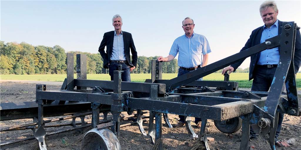 Dürresommer schmälern die Ernte und lassen Landwirte neue Wege suchen Wassermangel schmälerte den Ernteertrag (von links): WLV-Kreisverbandsvorsitzender Ludger Schulze Beiering aus Weseke, der Stadtlohner Landwirt Heinrich Große Liesner und Kreislandwirt Heinrich Emming aus Oeding.