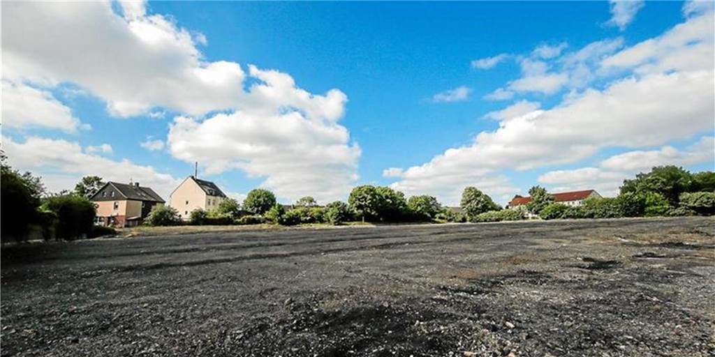 Ärger um Kita-Bau in Lütgendortmund: Das Warten hat kein Ende 2016 war der ehemalige Urania-Sportplatz bereits abgeräumt. 2017 sollten hier 92 Sozialwohnungen bezugsfertig an die Mieter übergeben werden. Doch der Plan scheiterte. Auch der Bau der geplanten Kita verzögert sich enorm.