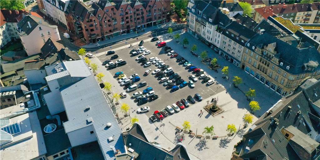 Casconcept denkt neu: Ist der Marktplatz als Parkplatz nicht verschenkt? Als Parkplatz ein verschenkter Platz? Casconcept will der Altstadt mehr Aufenthaltsflair verabreichen. Mit einem Parkplatz an zentraler Stelle eher schwierig.