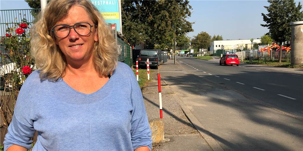Unangemeldete Autos versperren Gehwege an Dortmunds „Schrottallee“ Susanne Klamor ärgert sich über die Verhältnisse an der Lindenhorster Straße. Im Hintergrund ist ein nicht angemeldeter schwarzer Bully zu erkennen