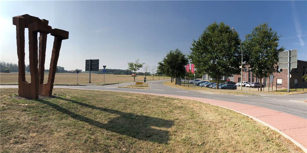 Gemeinde kann Unternehmern aktuell keine Gewerbegrundstücke anbieten Hier könnte sich die Gemeinde noch mehr Platz für Gewerbe vorstellen im Bereich Ramsdorfer Straße/Robert-Bosch Straße in Richtung Borkener Straße. Rechts im Bild das Unternehmen Pfreundt.