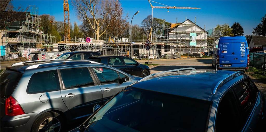 Massive Parkplatznot am Fußballplatz: Dieter Pohl platzt der Kragen Der Parkplatz der SG Lütgendortmund ist oft zugeparkt - allerdings nicht von Vereinsmitgliedern.