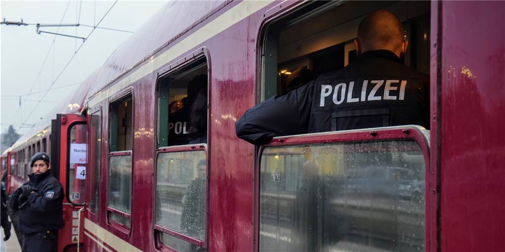 Flasche flog aus Partyzug und traf Kind am Bahnhof Kamen: Werfer bald vor Gericht Gestoppt von der Polizei steht der Partyzug am 1. November 2019 im Bahnhof von Greven. Am Bahnhof in Kamen hatte zuvor eine aus dem Zug geworfenen Flasche ein zweijähriges Mädchen am Kopf getroffen und das Kind lebensgefährlich verletzt. Die Polizei befragte auf der Suche nach dem Flaschenwerfer die Passagiere.