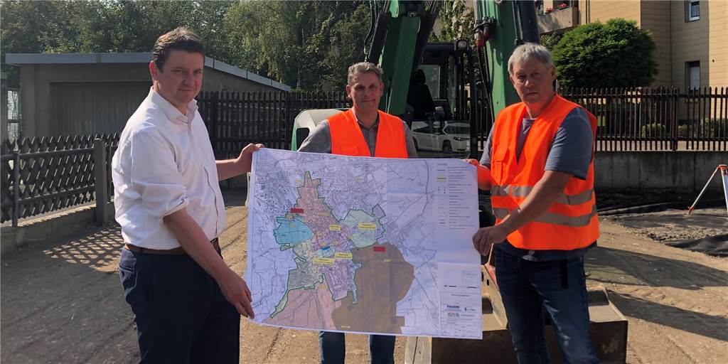 Bürgermeister Rajko Kravanja, stellvertretender Leiter des EUV Thorsten Werth-von Kampen und Ingenieur Michael Friedrich sind überzeugt, dass der Umbau des Landwehrbaches ein Gewinn für alle Castrop-Rauxeler ist. 