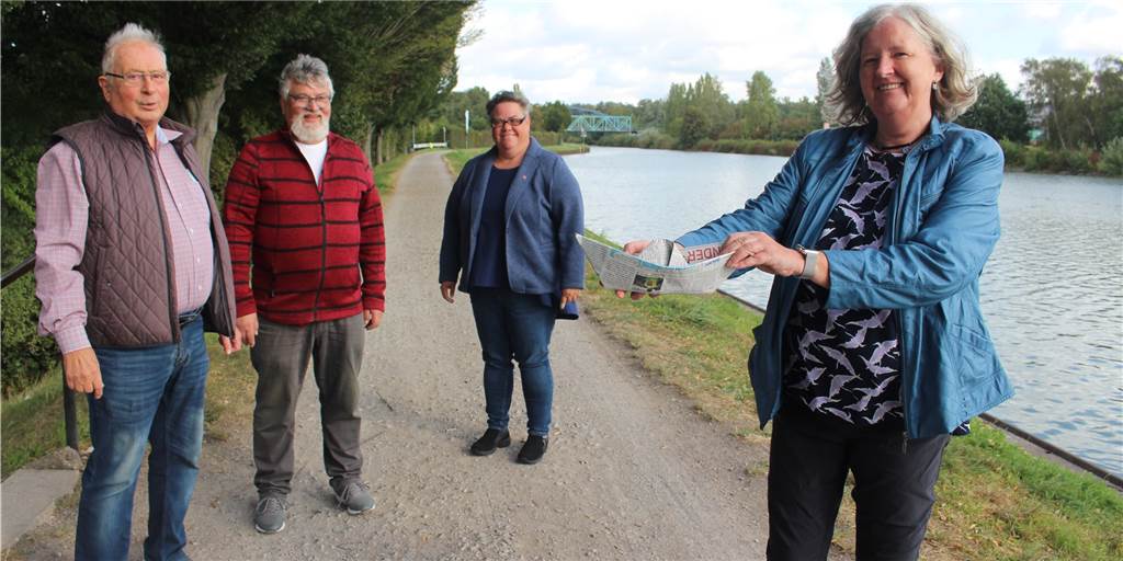 Eine Fähre auf dem Kanal soll Verkehr in Deusen entlasten Rolf Hahn, Gerhard Hendler, Andrea Kessler und Susanne Meyer am Kanal in Deusen, wo vielleicht mal eine Fähre andocken wird. Das Papier-Boot hat ein Nachbarskind für Susanne Meyer gebastelt, als sie von der Idee hörte.