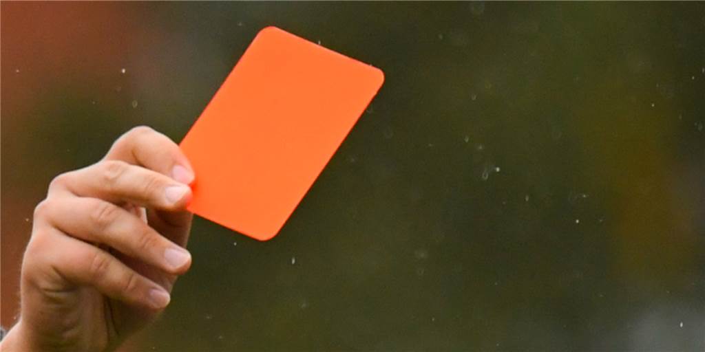 Spieler ärgert sich über sich selbst und sieht dafür einen Platzverweis - „Das ist schon kurios“ Spieler ärgert sich über sich selbst und sieht dafür einen Platzverweis - „Das ist schon kurios“